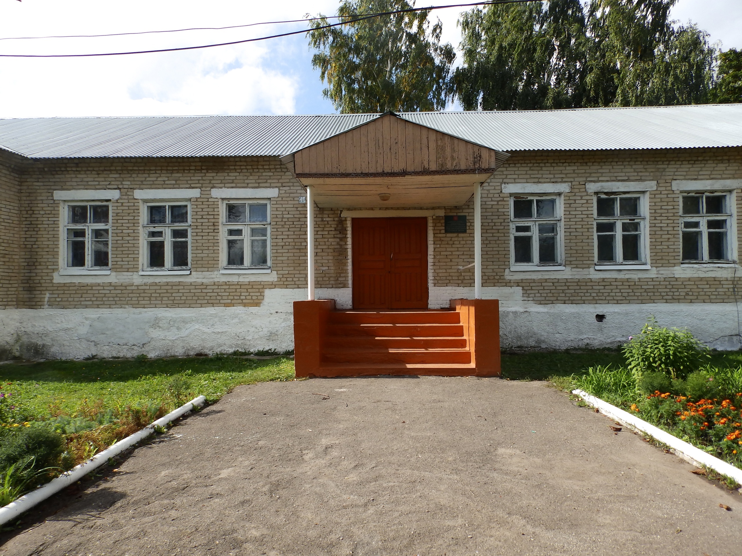 парадный вход школы